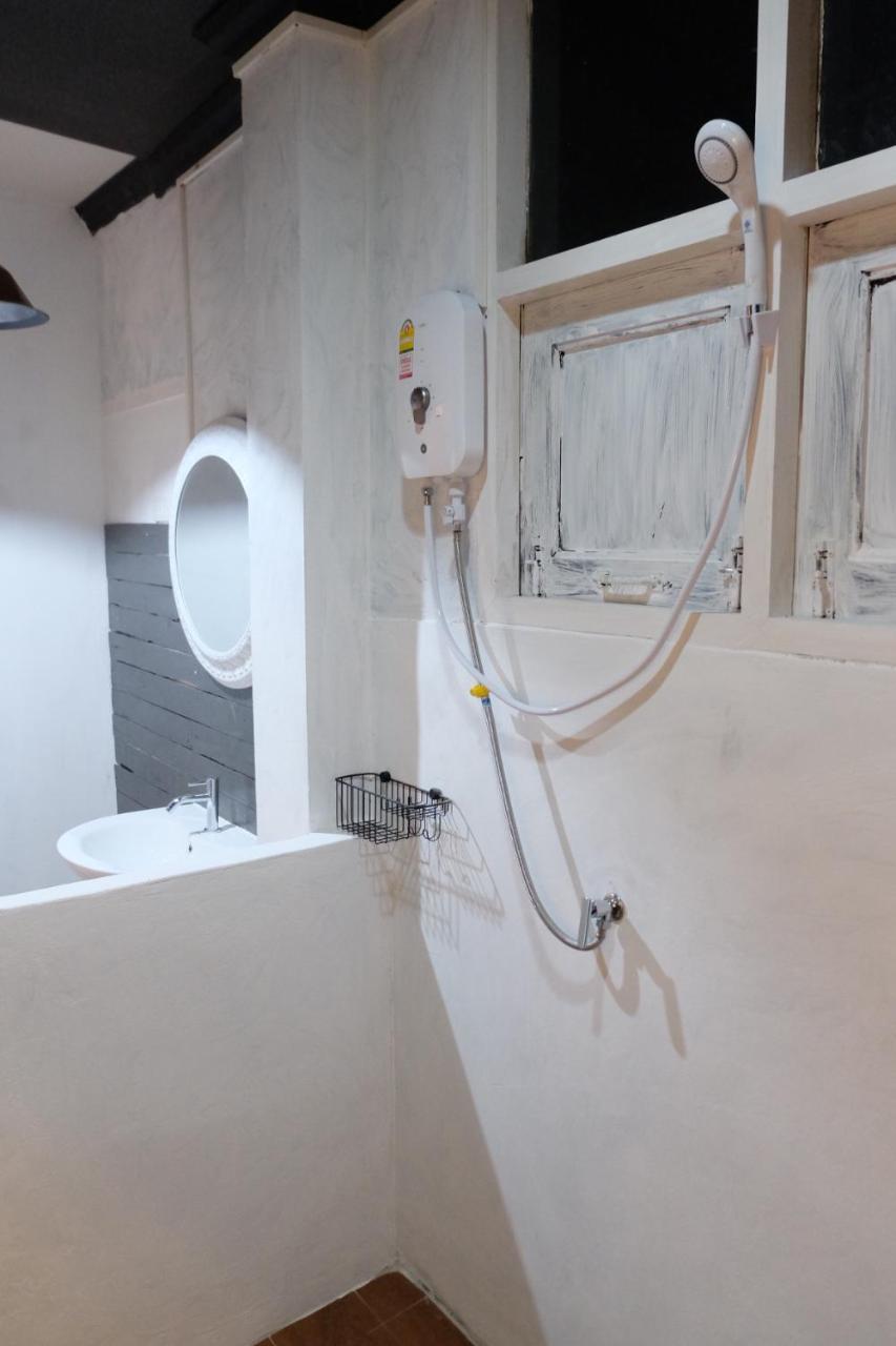 Florentino Hostel Rayong Extérieur photo